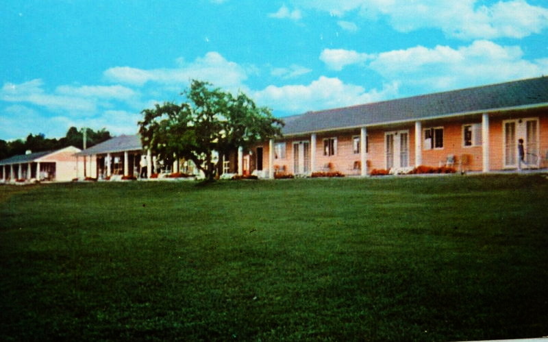 Halsteads Bayside Park Motel & Restaurant - Vintage Postcard (newer photo)